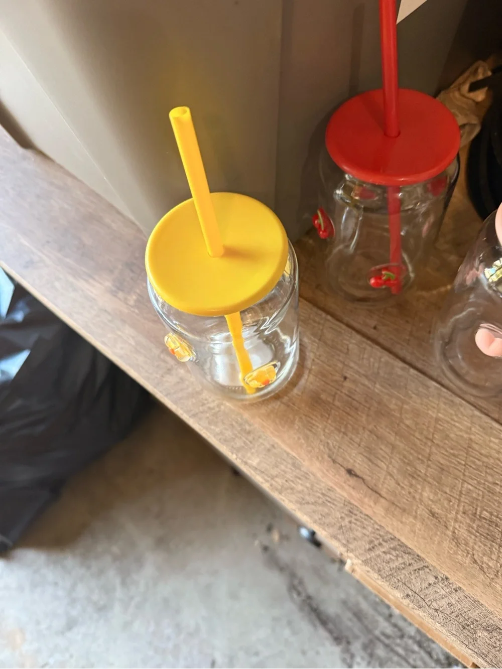 4 glass tumblers with lids and straw. Adorable